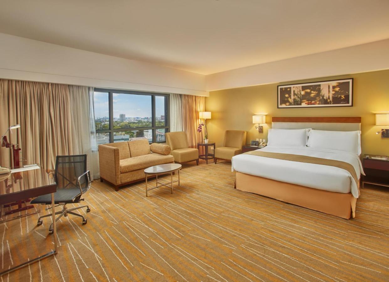 Holiday Inn & Suites Makati By Ihg Makati City Exterior foto Deluxe Room