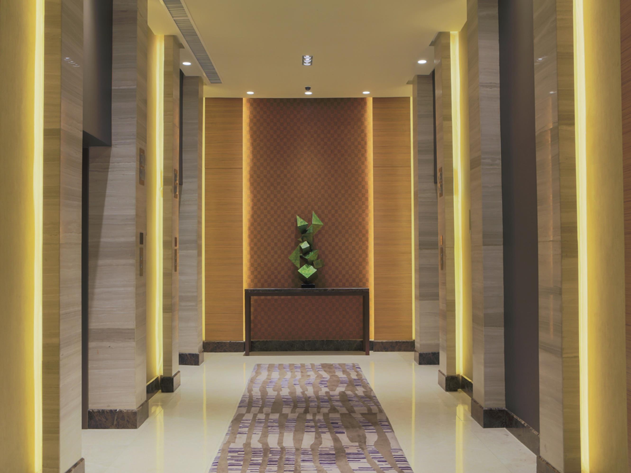 Holiday Inn & Suites Makati By Ihg Makati City Exterior foto The interior of the hotel