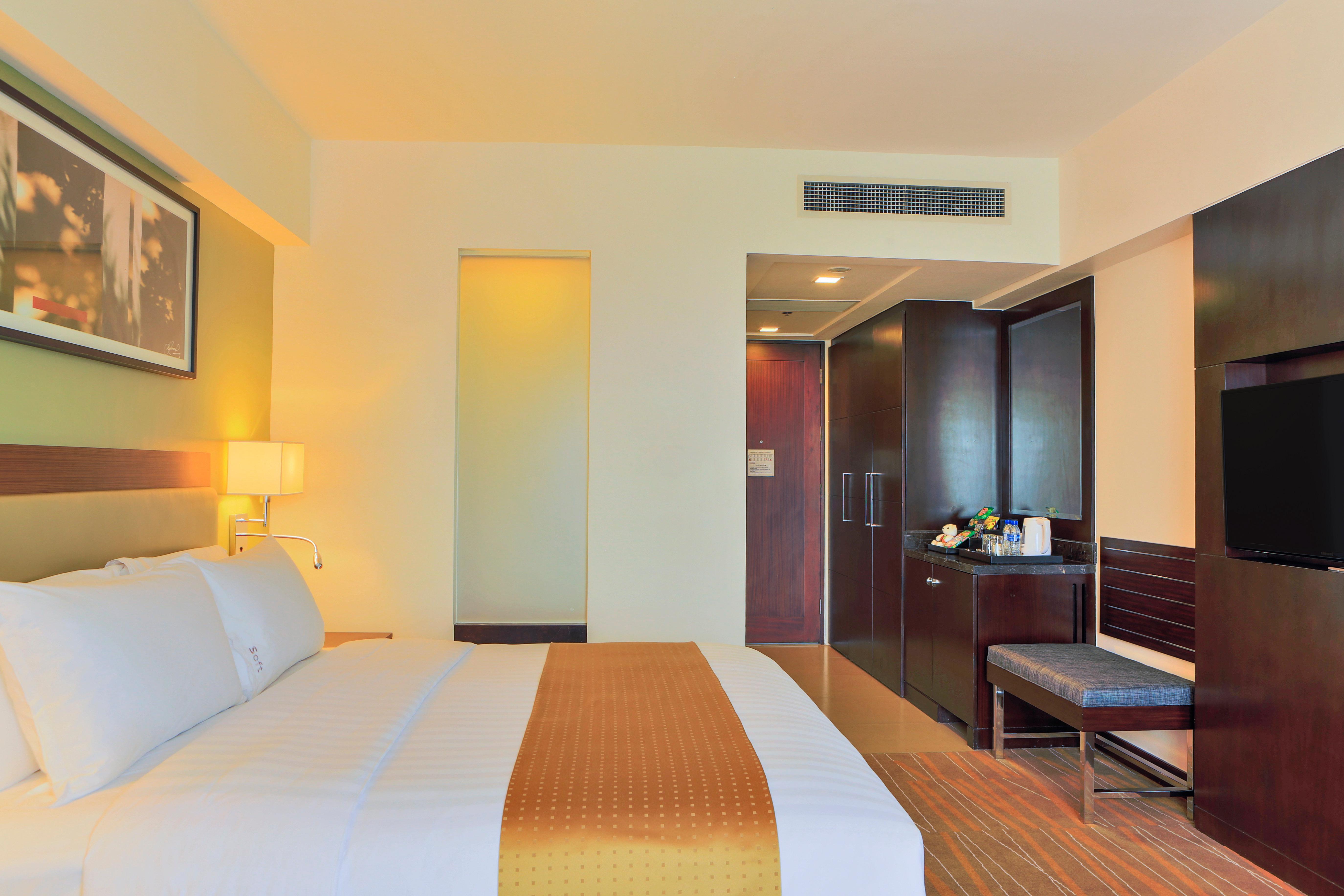Holiday Inn & Suites Makati By Ihg Makati City Exterior foto A room at the hotel