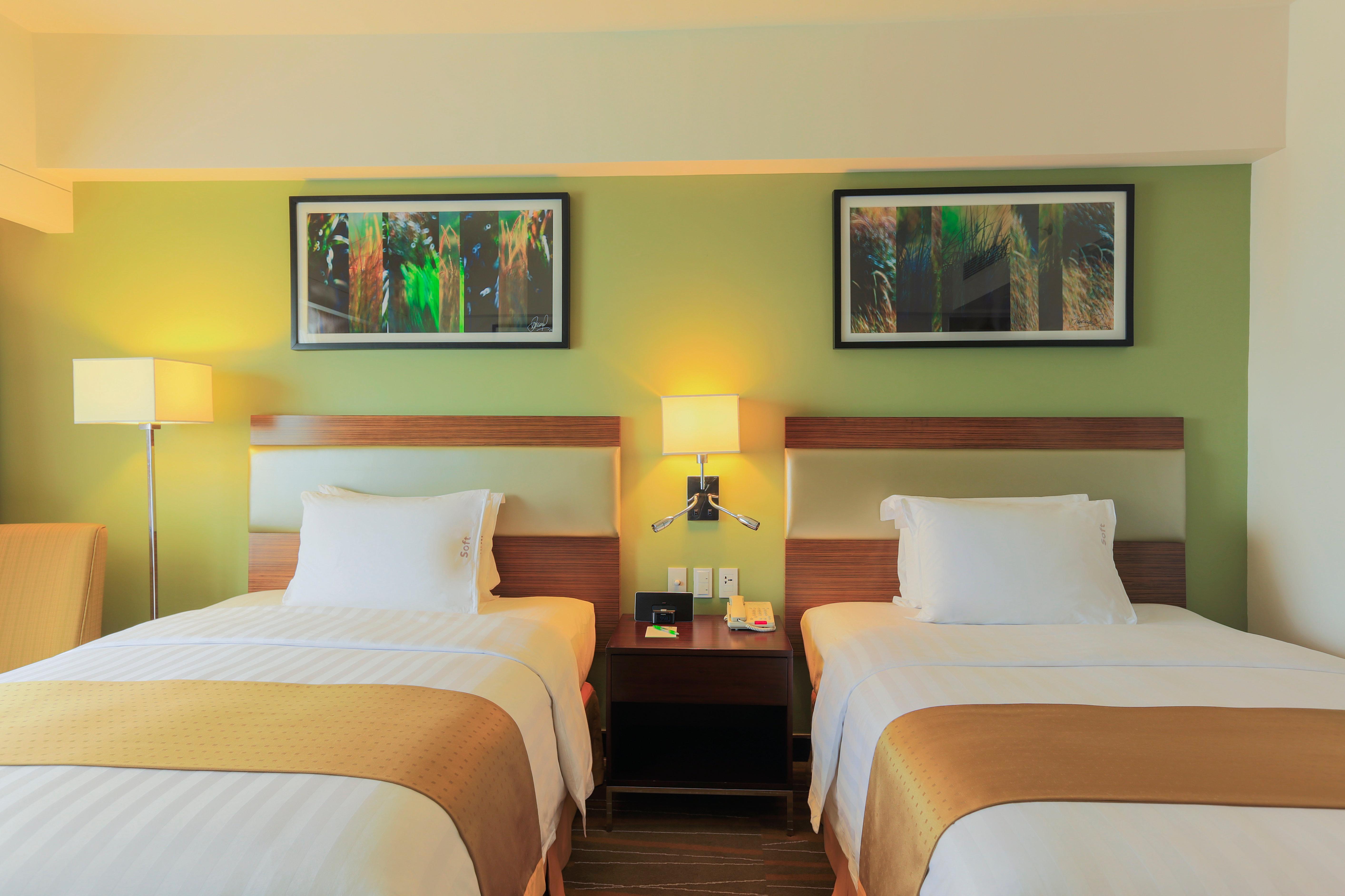 Holiday Inn & Suites Makati By Ihg Makati City Exterior foto A typical room at the hotel