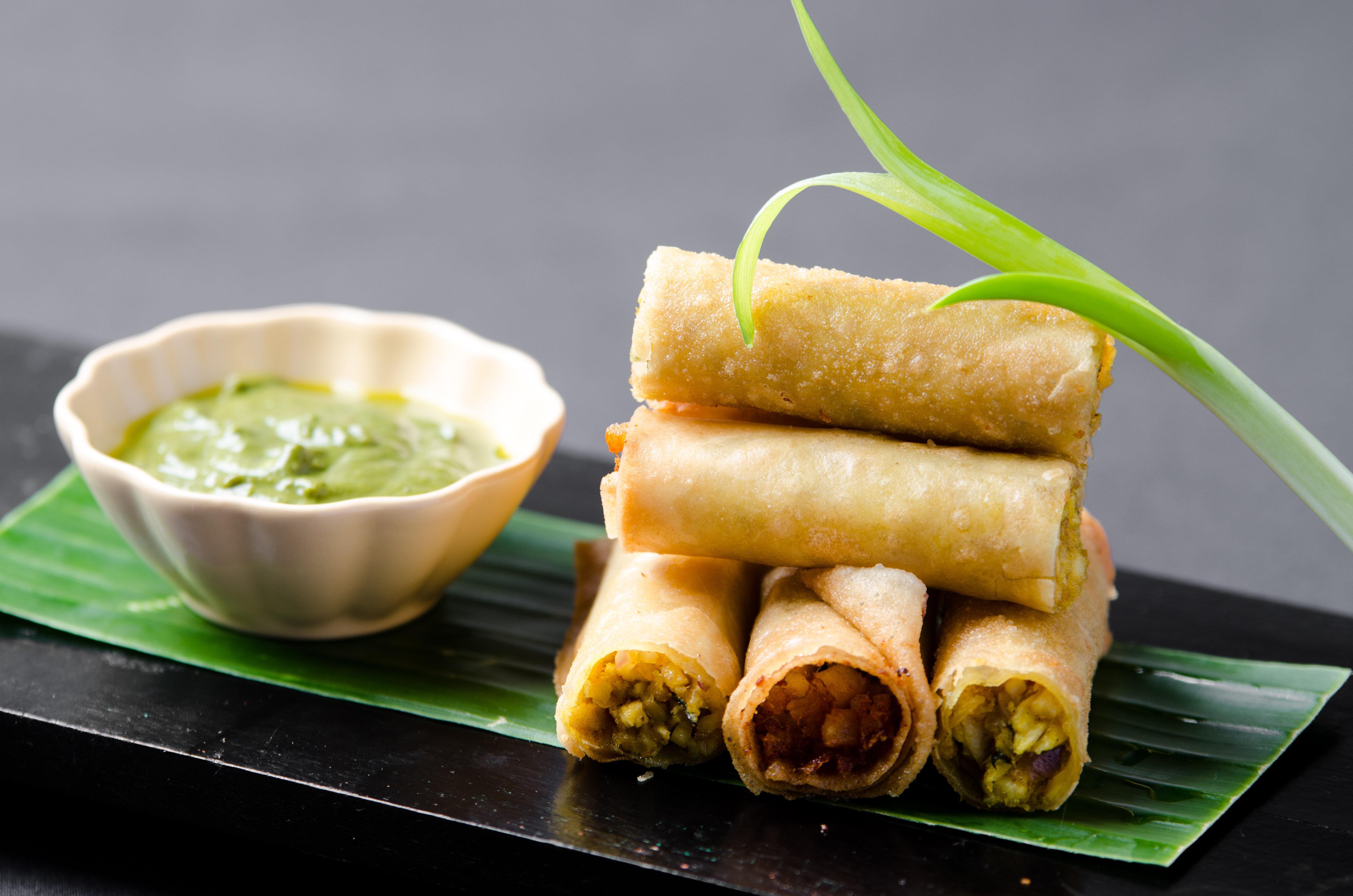 Holiday Inn & Suites Makati By Ihg Makati City Exterior foto Fried vegetable spring rolls