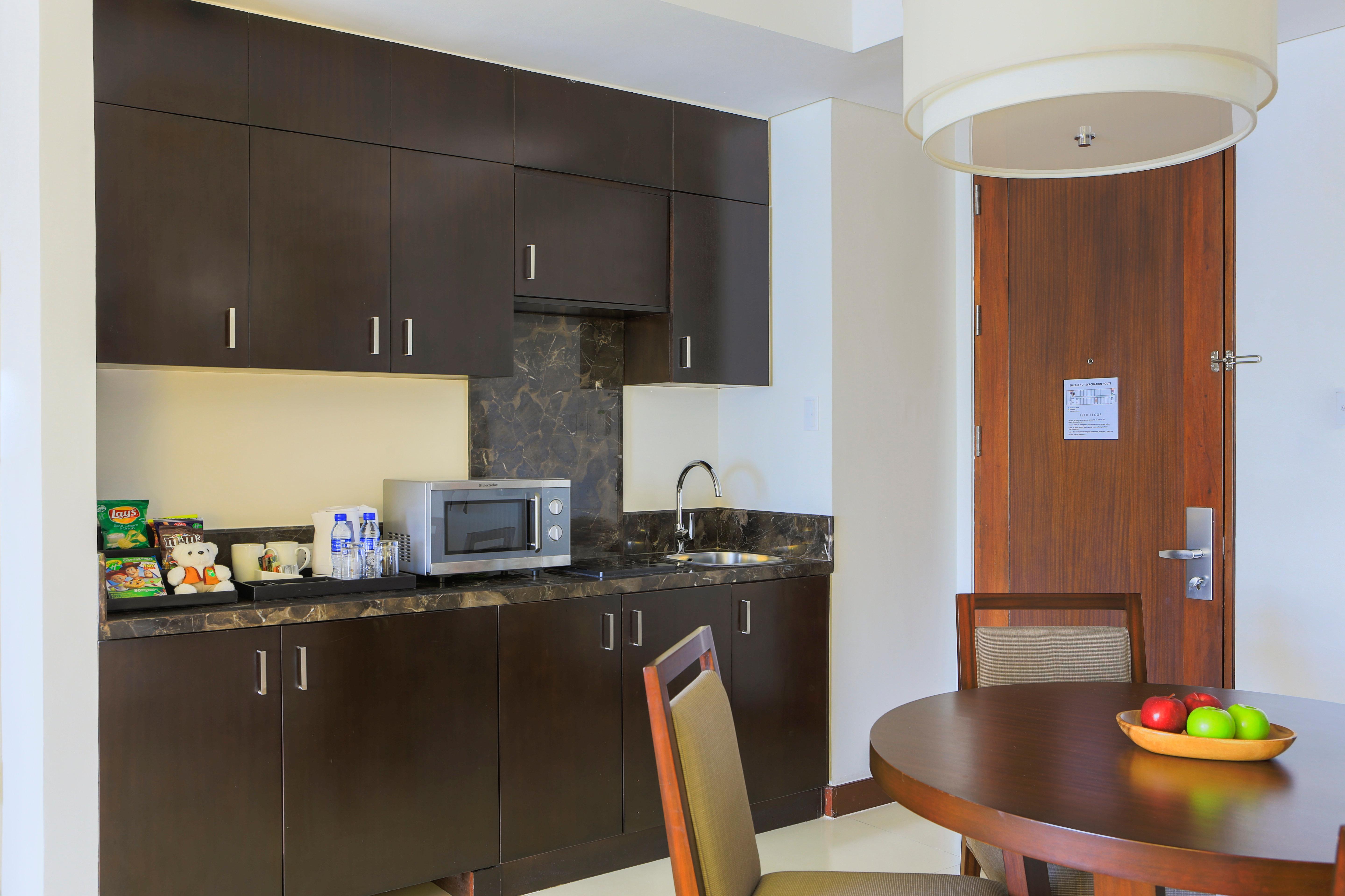 Holiday Inn & Suites Makati By Ihg Makati City Exterior foto Kitchenette