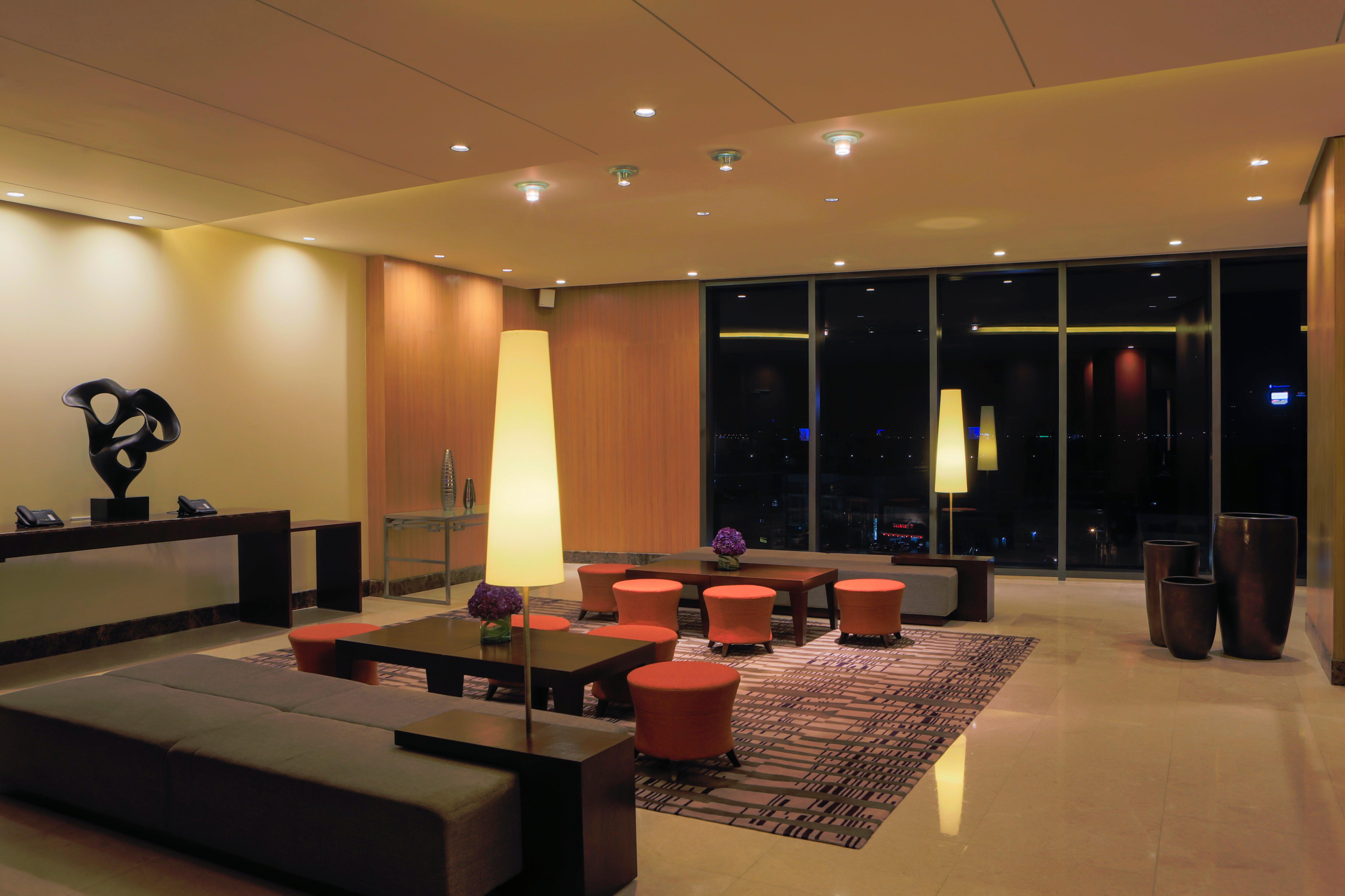 Holiday Inn & Suites Makati By Ihg Makati City Exterior foto The lounge at the airport