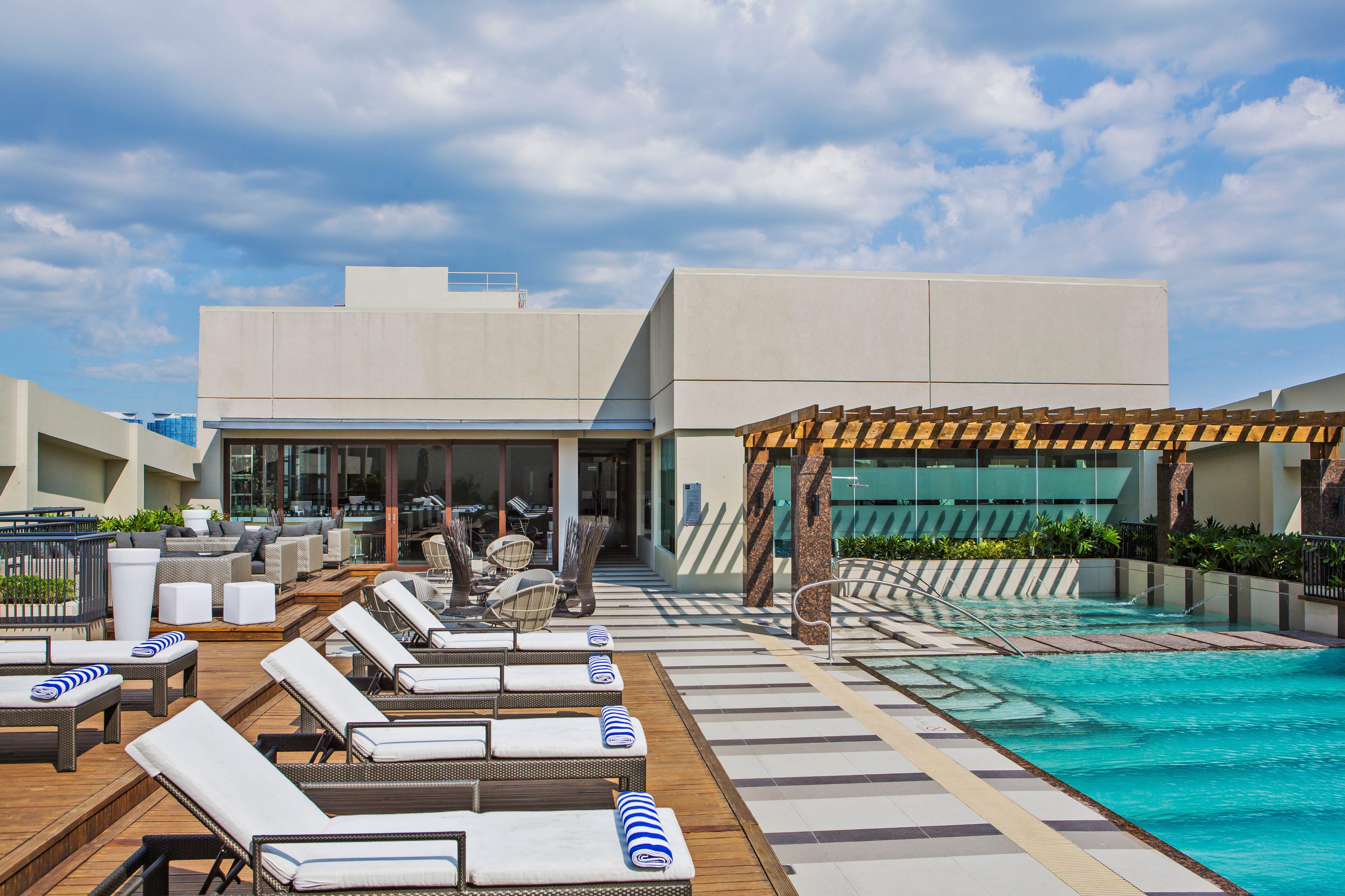 Holiday Inn & Suites Makati By Ihg Makati City Exterior foto Rooftop pool at the hotel