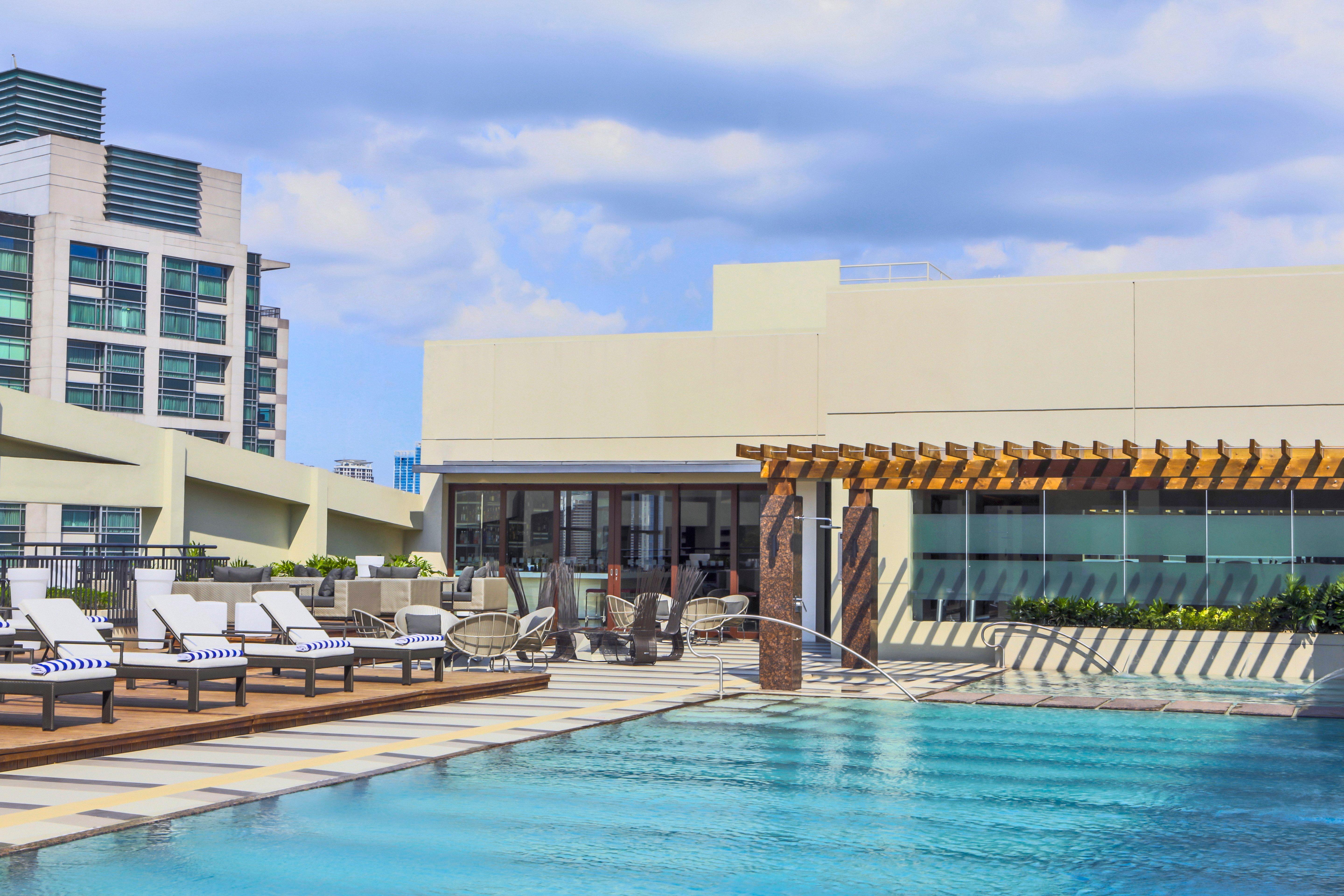 Holiday Inn & Suites Makati By Ihg Makati City Exterior foto Rooftop pool