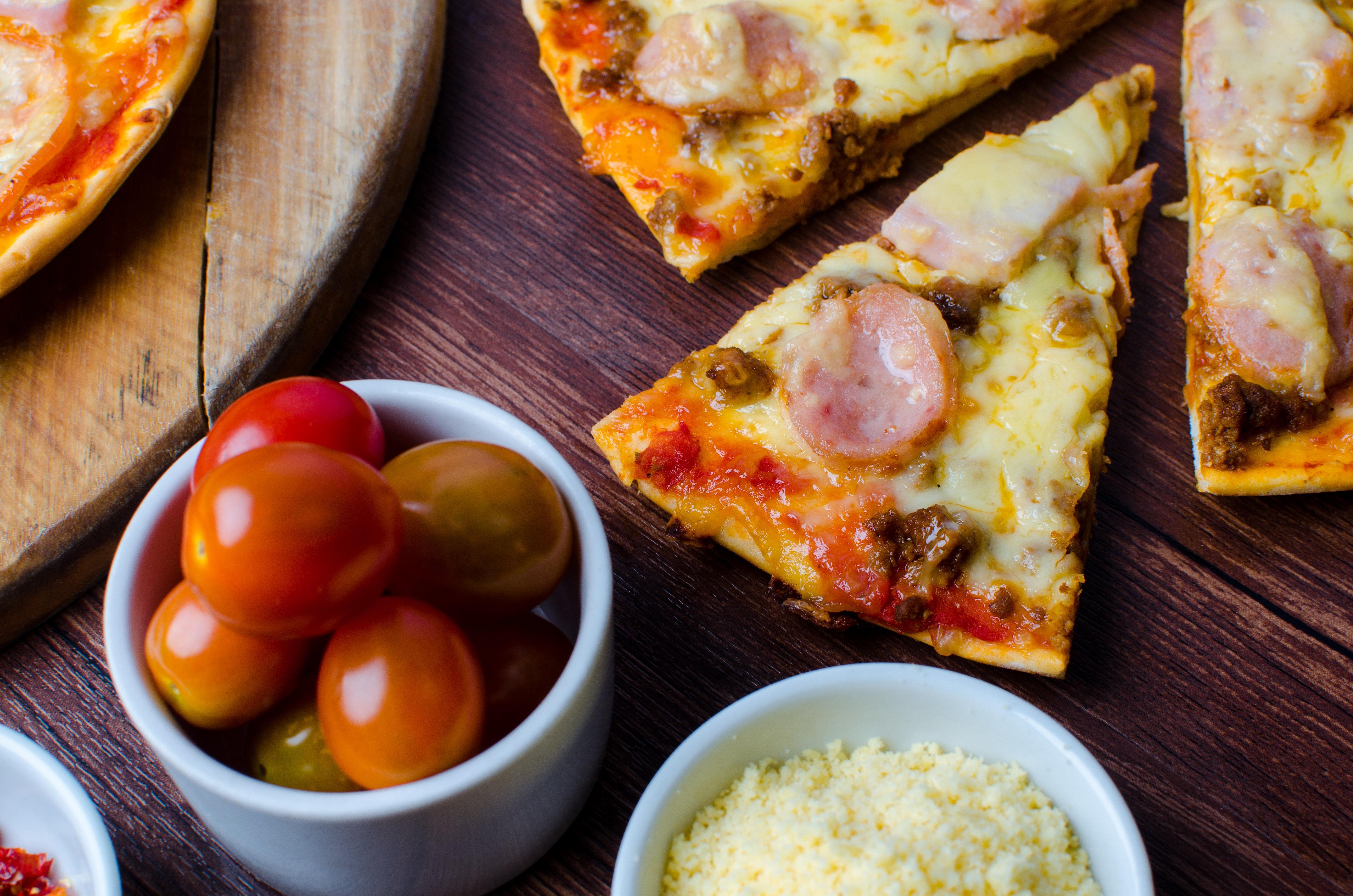Holiday Inn & Suites Makati By Ihg Makati City Exterior foto A pizza with sausage and cheese