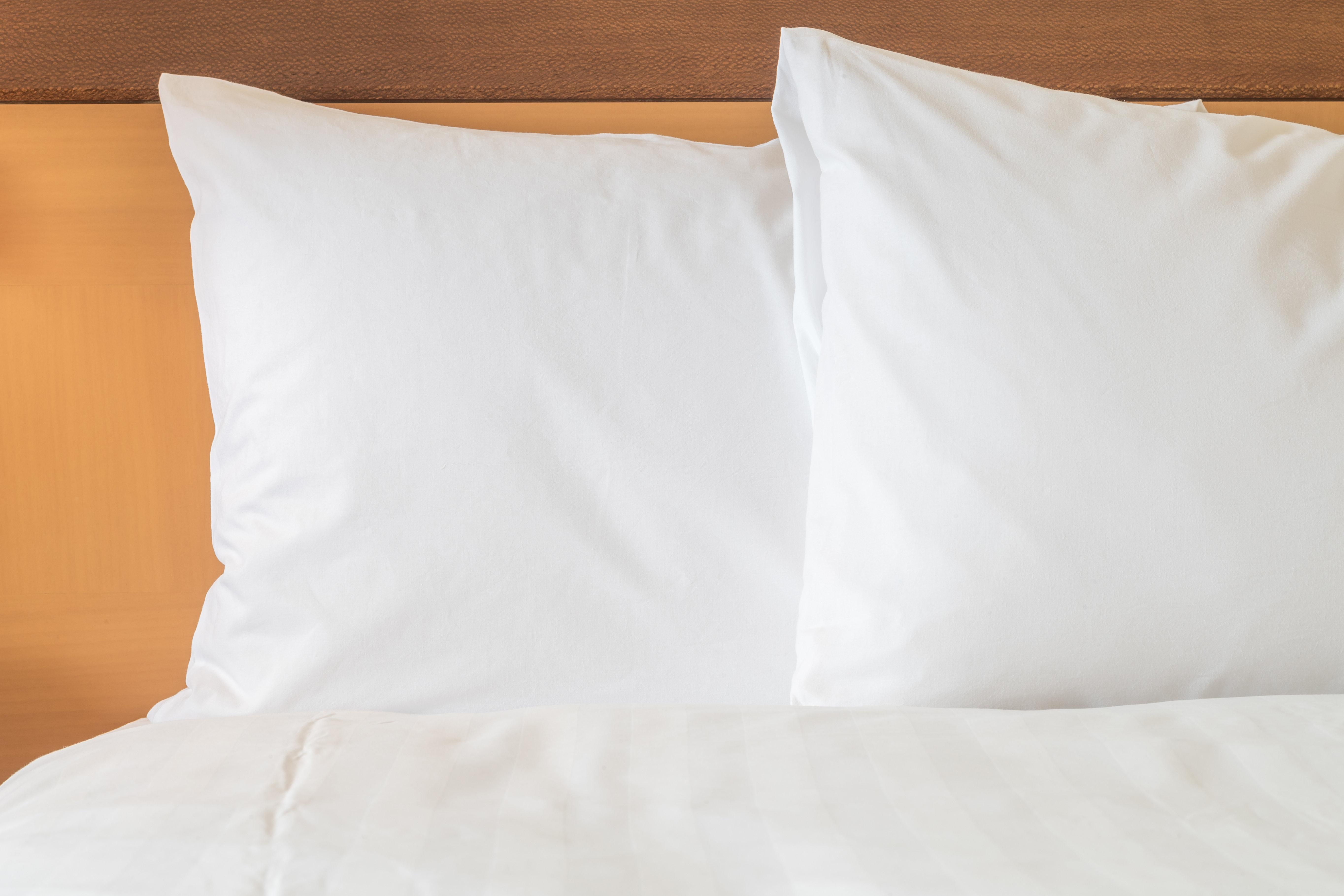 Holiday Inn & Suites Makati By Ihg Makati City Exterior foto Two pillows on a bed