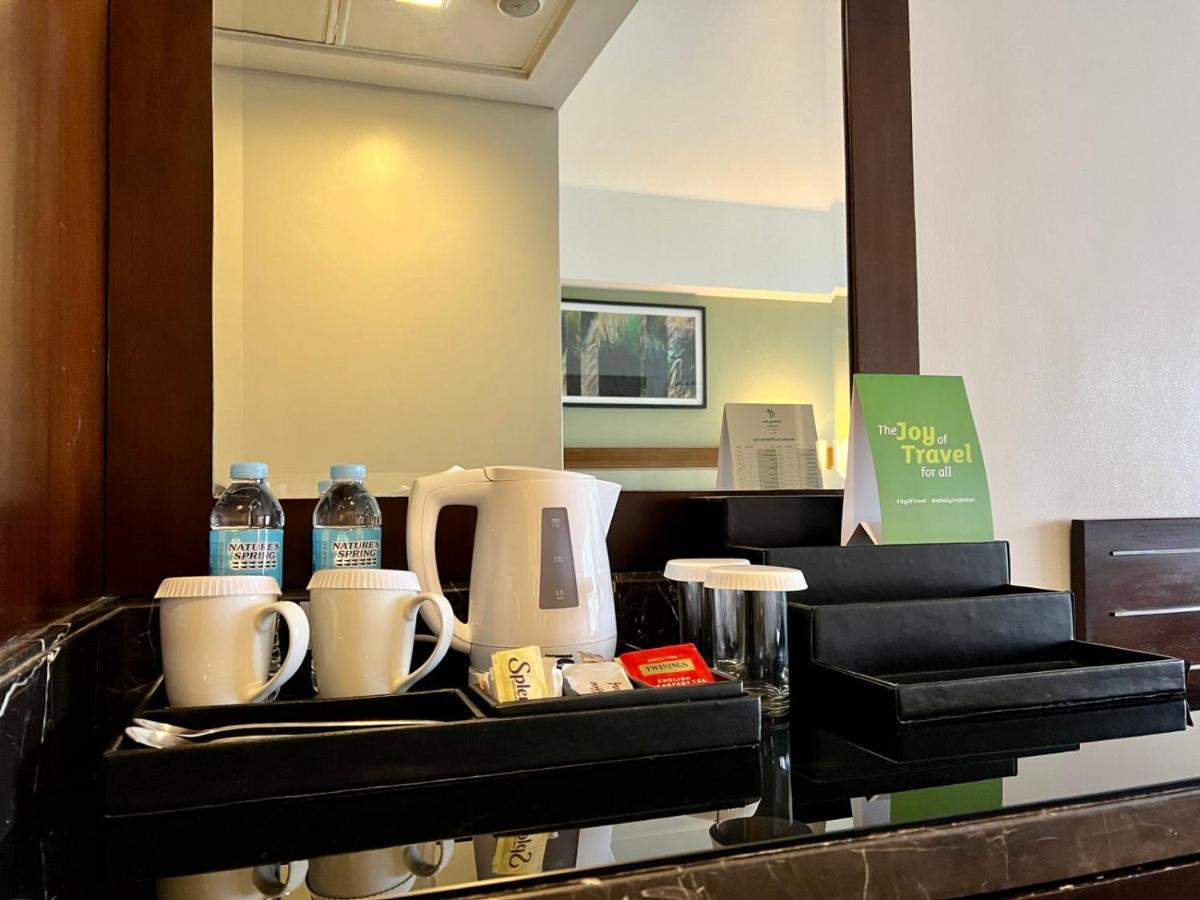 Holiday Inn & Suites Makati By Ihg Makati City Exterior foto A hotel room's wet bar