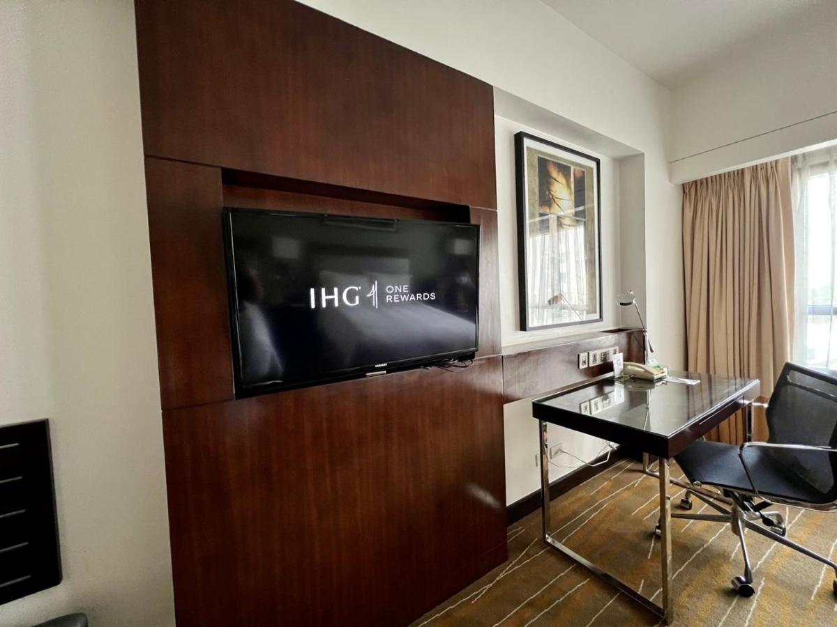 Holiday Inn & Suites Makati By Ihg Makati City Exterior foto