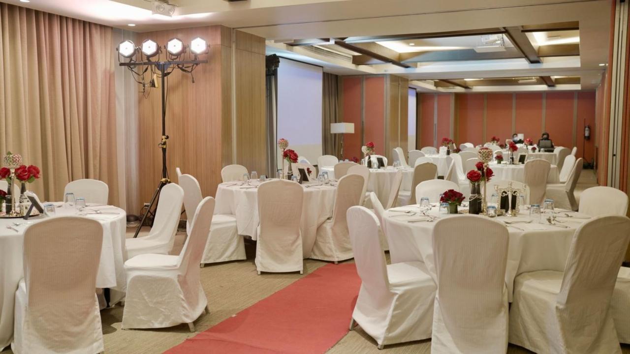 Holiday Inn & Suites Makati By Ihg Makati City Exterior foto A wedding reception