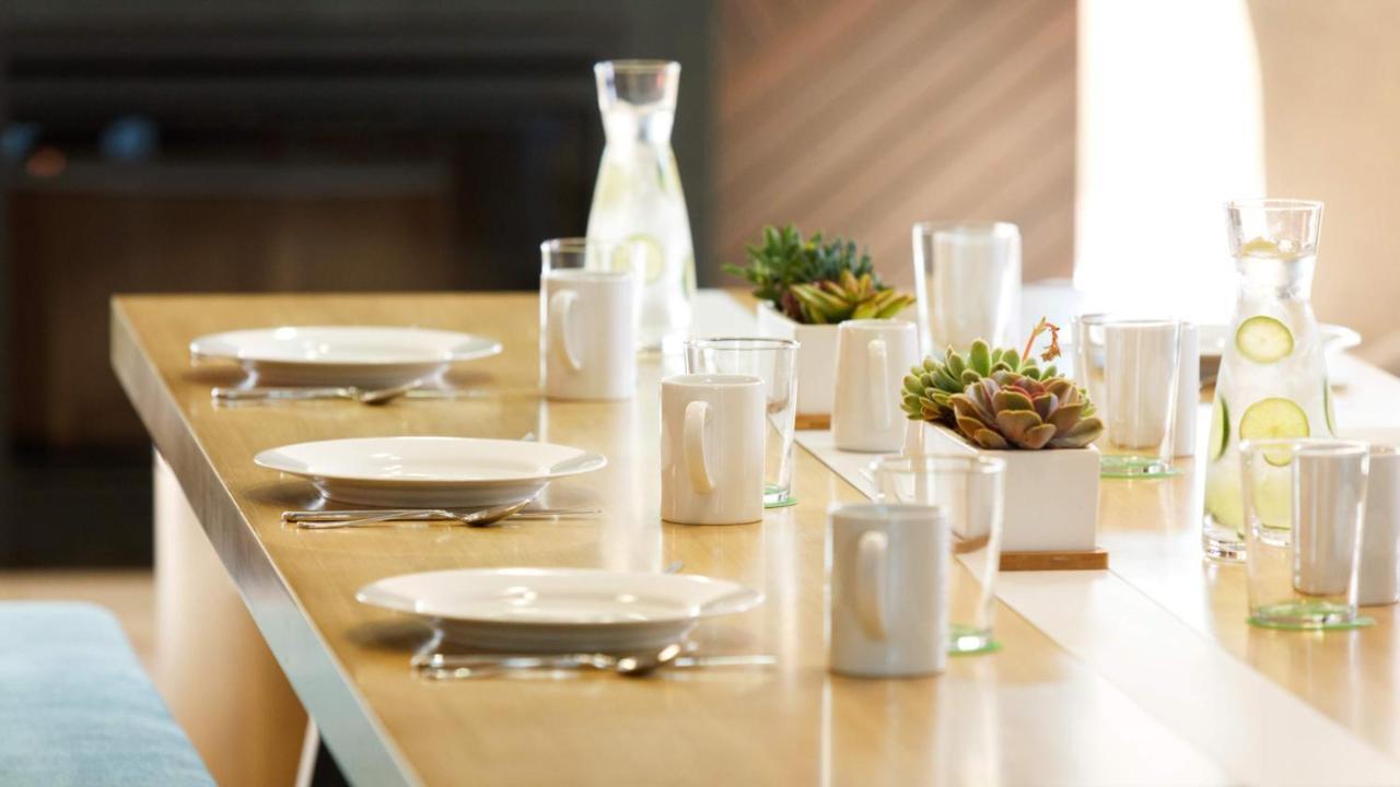 Holiday Inn & Suites Makati By Ihg Makati City Exterior foto Tableware