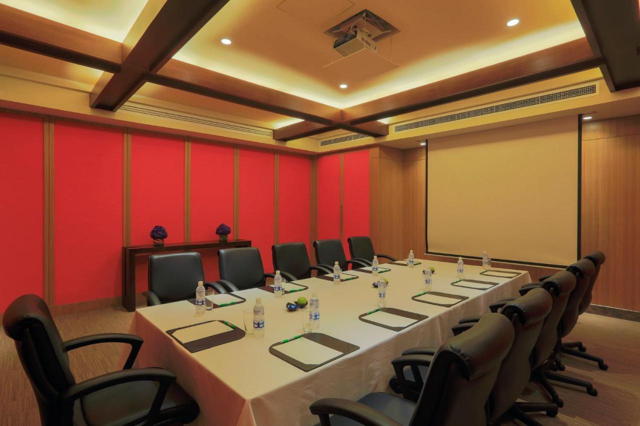 Holiday Inn & Suites Makati By Ihg Makati City Exterior foto Meeting room at the Taj Bengal