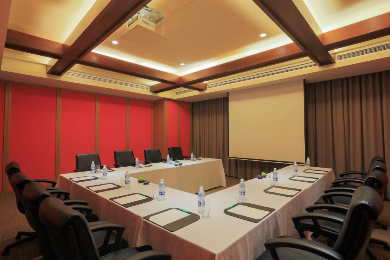 Holiday Inn & Suites Makati By Ihg Makati City Exterior foto Meeting room at the hotel