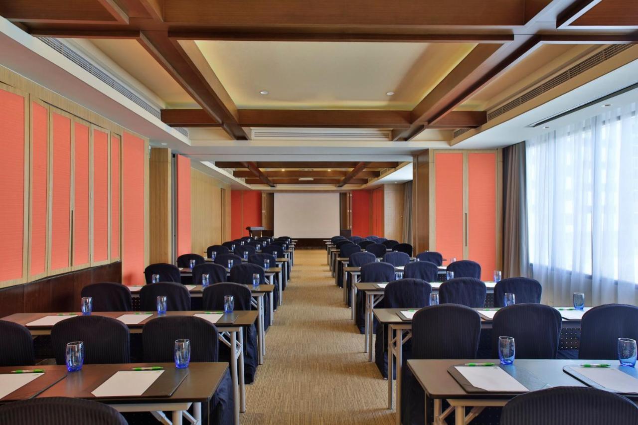 Holiday Inn & Suites Makati By Ihg Makati City Exterior foto Meeting room