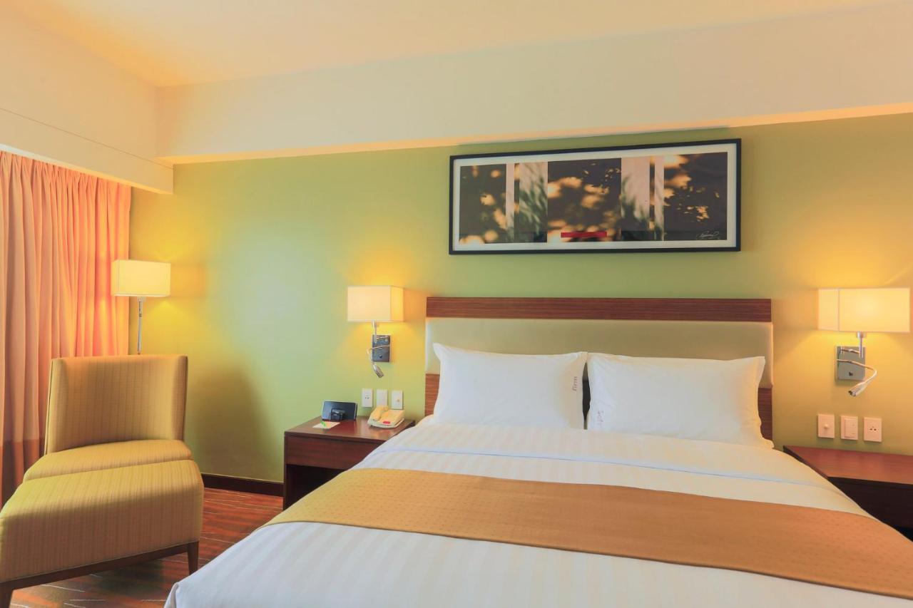 Holiday Inn & Suites Makati By Ihg Makati City Exterior foto A room at the hotel