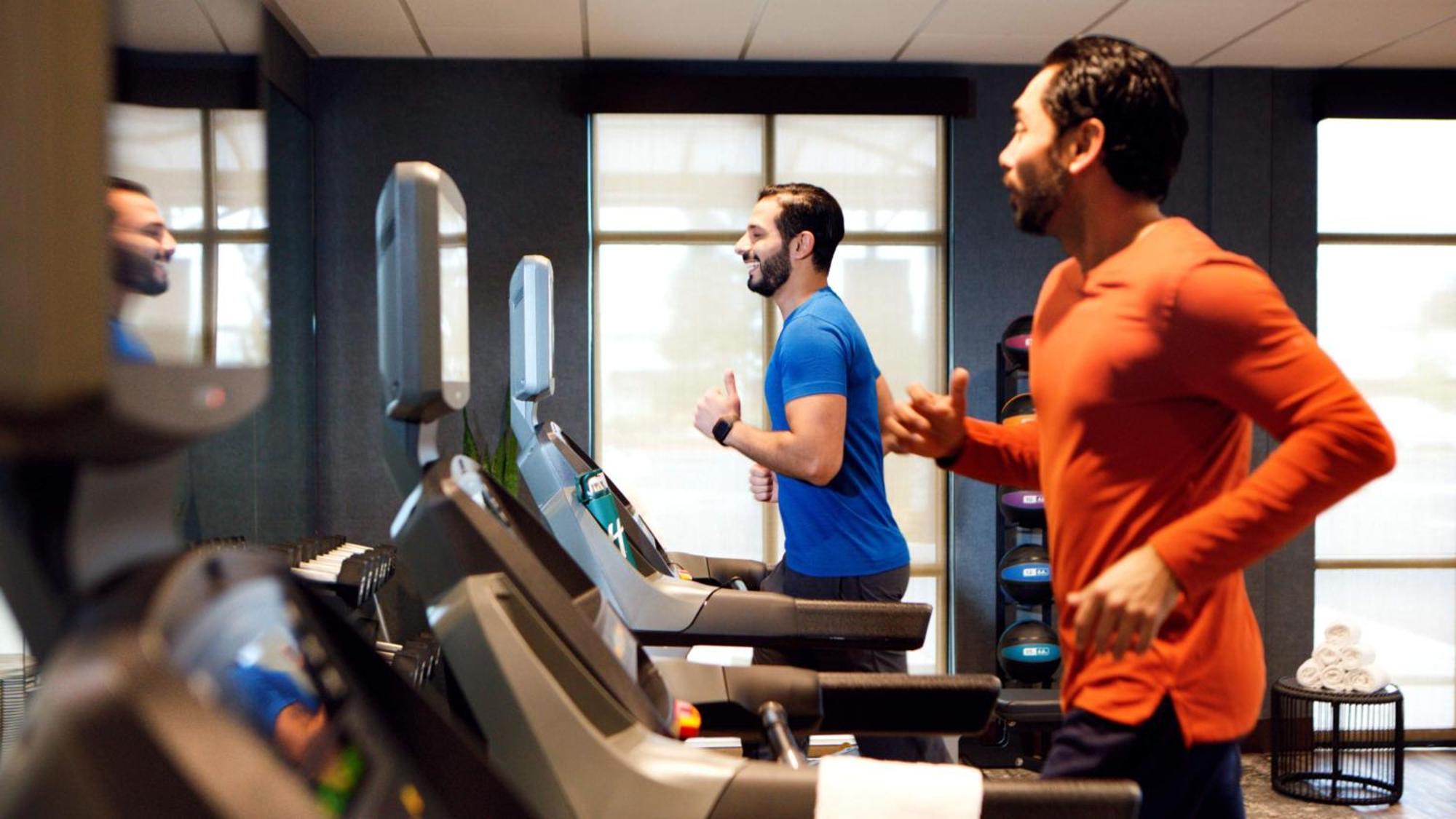 Holiday Inn & Suites Makati By Ihg Makati City Exterior foto Two men running on treadmills