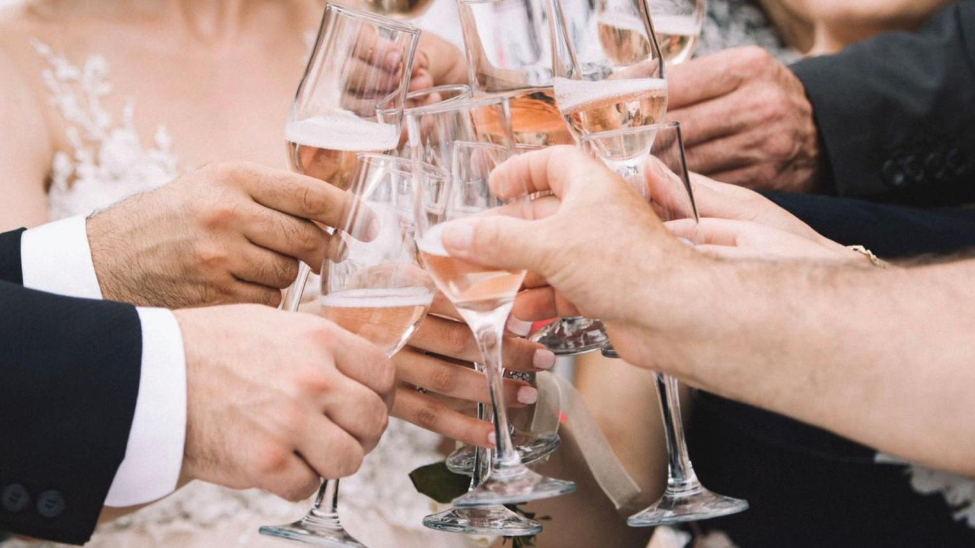 Holiday Inn & Suites Makati By Ihg Makati City Exterior foto Champagne toast