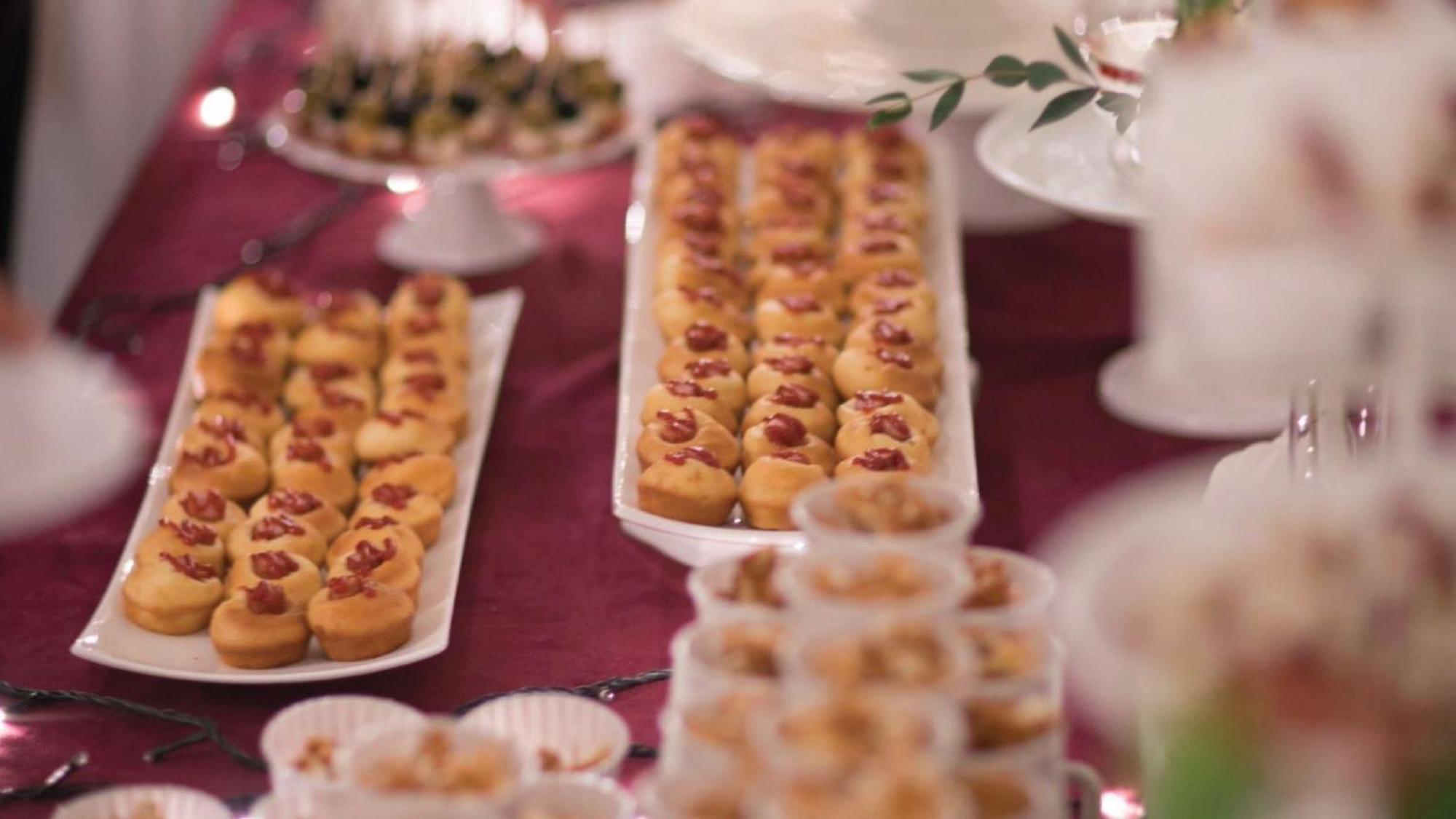 Holiday Inn & Suites Makati By Ihg Makati City Exterior foto A selection of petits fours
