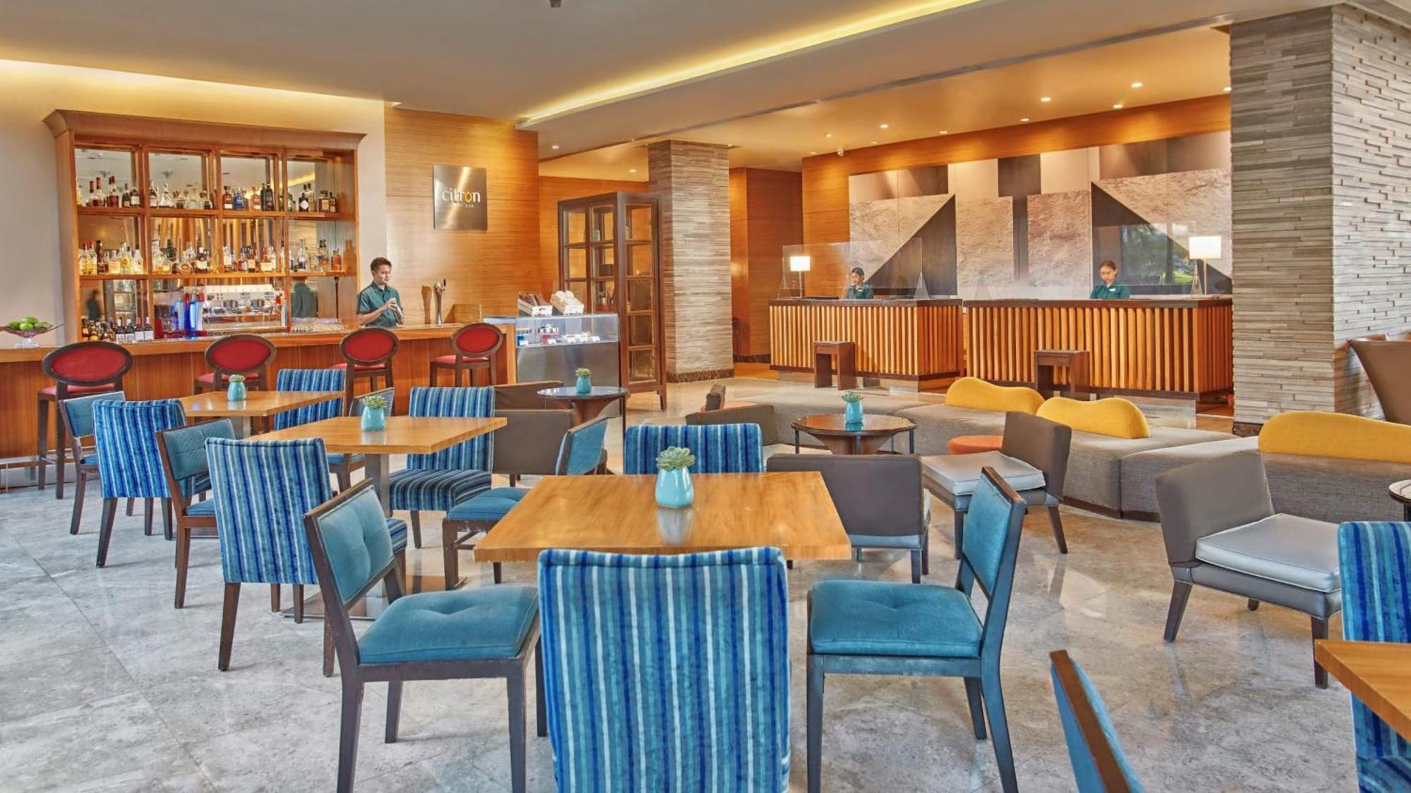 Holiday Inn & Suites Makati By Ihg Makati City Exterior foto The Lounge at the airport