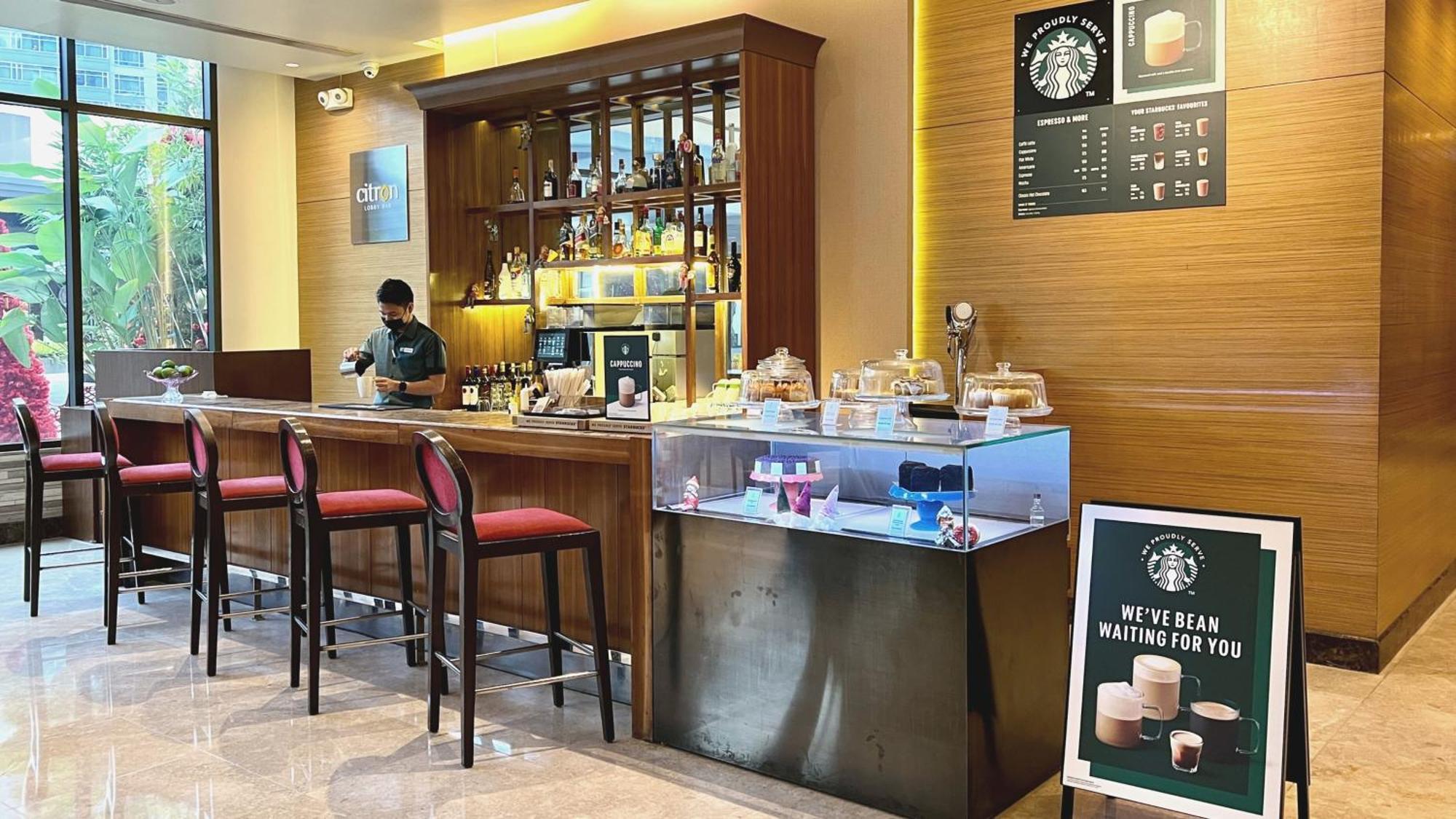 Holiday Inn & Suites Makati By Ihg Makati City Exterior foto Starbucks in Hong Kong