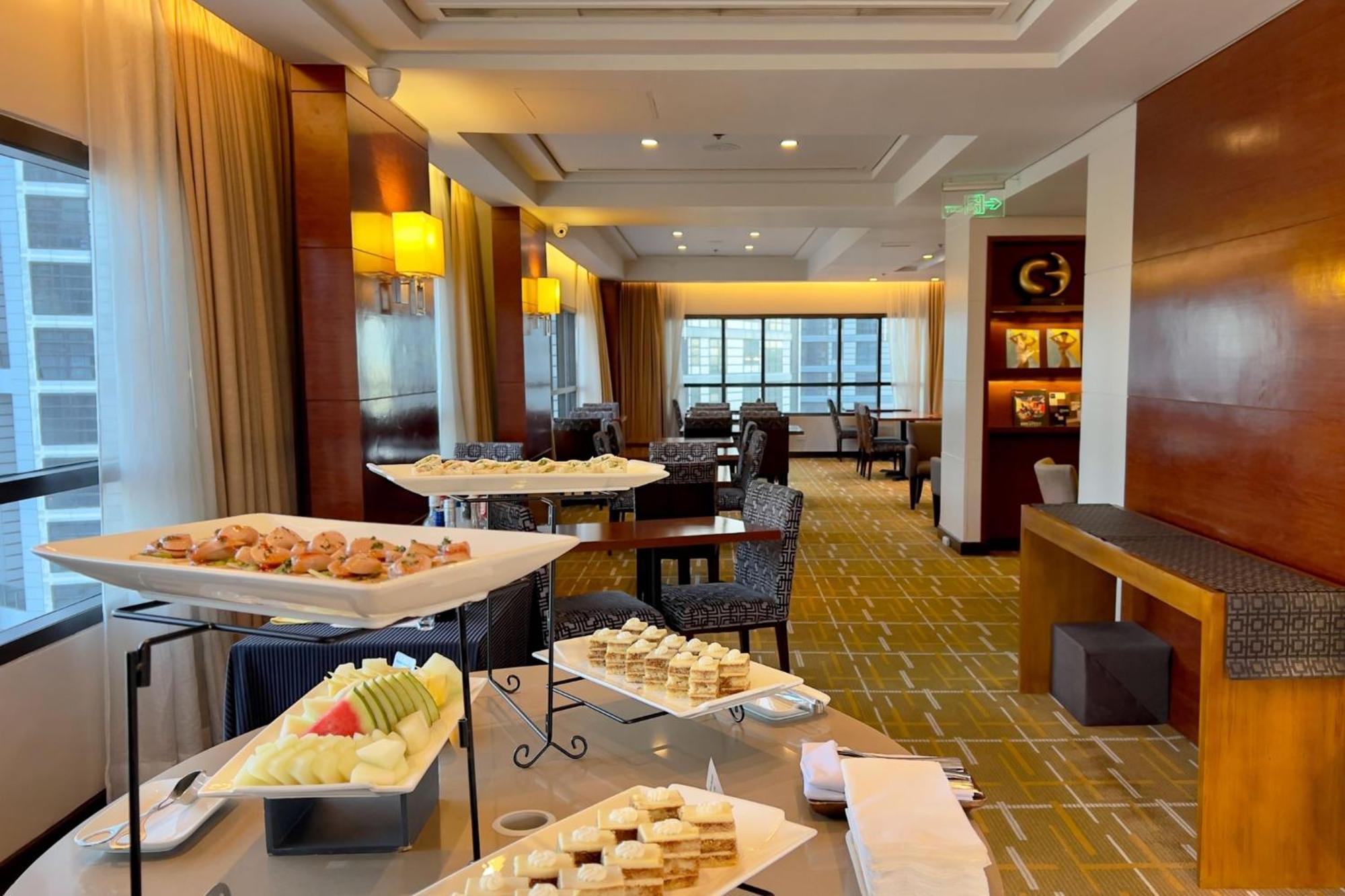 Holiday Inn & Suites Makati By Ihg Makati City Exterior foto The lounge at the airport